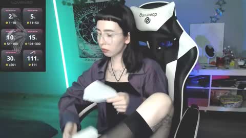 Snapshot of julscinamon chatting on February 2025 05:42:01 PM Baroness Von Cringe online show from February 2025 05:42:01 PM