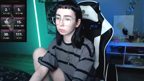 Snapshot of julscinamon chatting on February 2025 07:47:02 PM Baroness Von Cringe online show from February 2025 07:47:02 PM