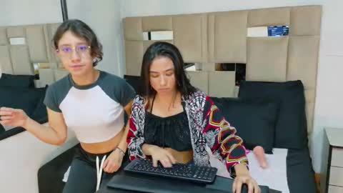 Snapshot of jupiter_saturno chatting on November 2025 05:01:02 PM Jupiter y Saturno online show from November 2025 05:01:02 PM