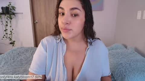 Snapshot of katybloom_ chatting on May 2026 09:12:01 PM online show from May 2026 09:12:01 PM