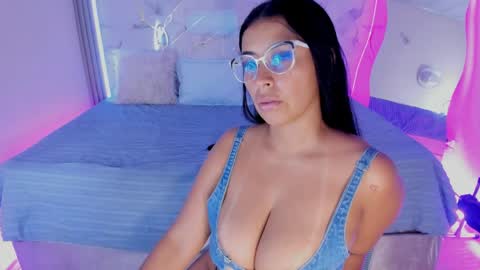 Keisy  online show from April 2026 05:25:01 PM