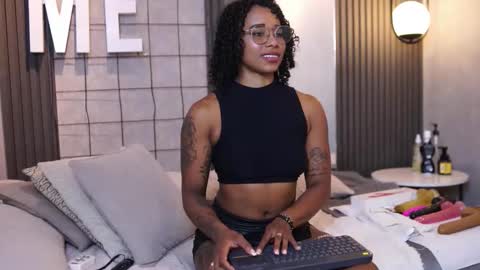 kelly__thomson online show from April 2026 01:41:01 PM