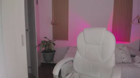 Snapshot of kendallwett chatting on September 2025 08:33:01 PM Kendall online show from September 2025 08:33:01 PM