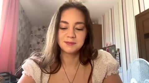 Snapshot of keshastremmel chatting on May 2026 08:18:01 AM Ellie online show from May 2026 08:18:01 AM