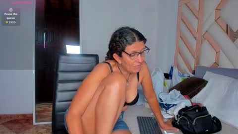Keila Milf online show from December 2025 03:01:02 AM