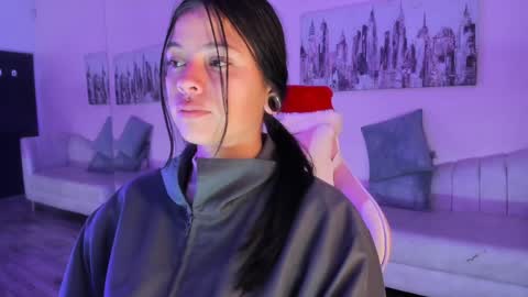 Snapshot of kiki_cams chatting on December 2024 04:49:02 AM kIKI online show from December 2024 04:49:02 AM