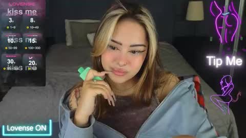 Snapshot of kim_brownie chatting on November 2025 05:02:01 AM Kim online show from November 2025 05:02:01 AM