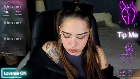 Snapshot of kim_brownie chatting on November 2025 10:01:02 PM Kim online show from November 2025 10:01:02 PM