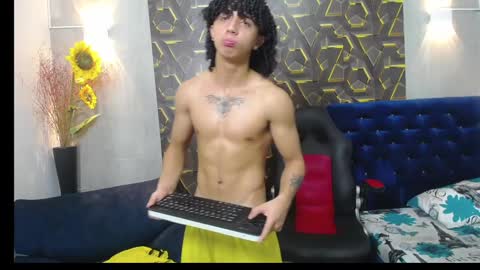 Snapshot of kim_curly_ chatting on April 2026 05:19:08 AM KIM online show from April 2026 05:19:08 AM