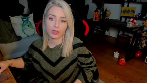 Snapshot of kimilee22 chatting on October 2025 06:18:02 PM Wolfs Girl online show from October 2025 06:18:02 PM