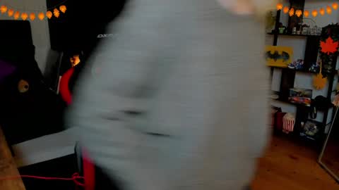 Snapshot of kimilee22 chatting on October 2025 08:32:01 PM Wolfs Girl online show from October 2025 08:32:01 PM