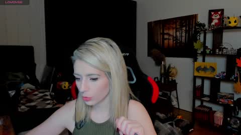 Snapshot of kimilee22 chatting on November 2025 11:40:01 PM Wolfs Girl online show from November 2025 11:40:01 PM