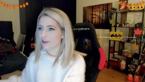 Snapshot of kimilee22 chatting on November 2025 10:52:02 PM Wolfs Girl online show from November 2025 10:52:02 PM