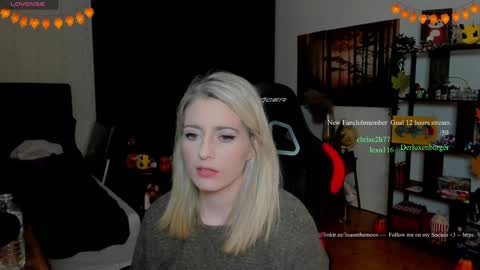 Snapshot of kimilee22 chatting on November 2025 07:24:02 PM Wolfs Girl online show from November 2025 07:24:02 PM