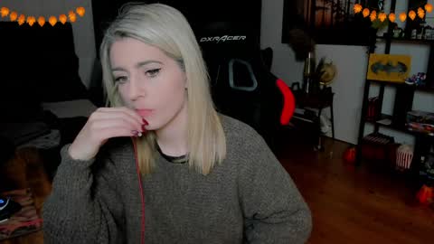 Snapshot of kimilee22 chatting on November 2025 06:41:02 PM Wolfs Girl online show from November 2025 06:41:02 PM