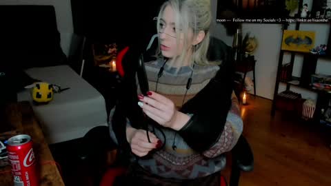 Snapshot of kimilee22 chatting on November 2025 08:22:01 PM Wolfs Girl online show from November 2025 08:22:01 PM