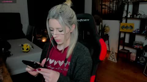 Snapshot of kimilee22 chatting on November 2025 08:24:02 PM Wolfs Girl online show from November 2025 08:24:02 PM