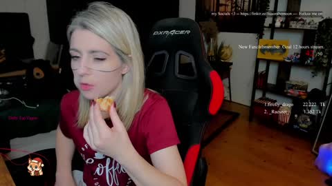 Snapshot of kimilee22 chatting on December 2025 09:32:02 PM Wolfs Girl online show from December 2025 09:32:02 PM