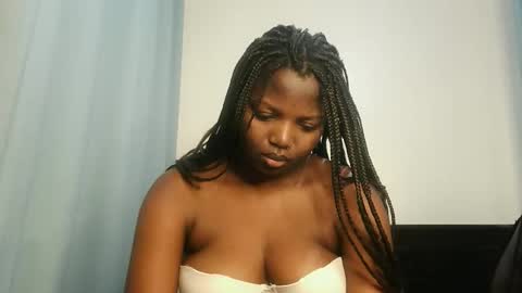 Lola online show from November 2025 01:15:01 PM