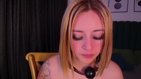 Snapshot of kinkydoll_ chatting on December 2024 09:31:02 PM Sara online show from December 2024 09:31:02 PM