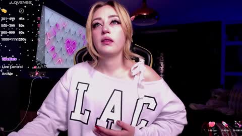 Snapshot of kinkydoll_ chatting on January 2025 03:43:01 AM Sara online show from January 2025 03:43:01 AM