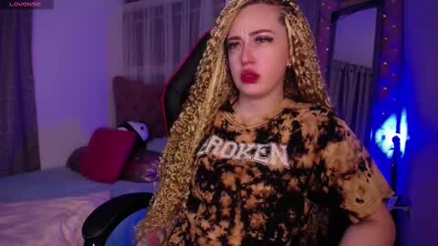 Snapshot of kinkydoll_ chatting on February 2025 04:23:02 AM Sara online show from February 2025 04:23:02 AM