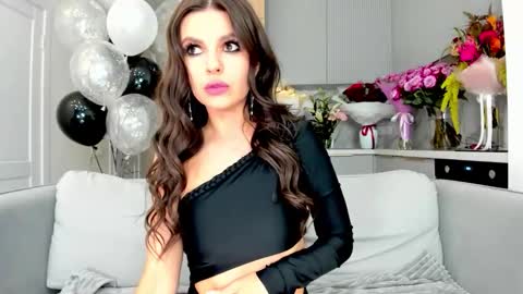 Snapshot of kira_mmr chatting on September 2025 03:02:02 PM Kira and friends online show from September 2025 03:02:02 PM