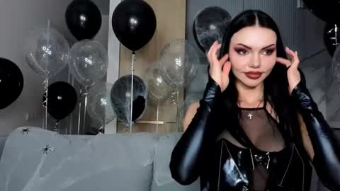 Snapshot of kira_mmr chatting on October 2025 03:35:02 PM Kira and friends online show from October 2025 03:35:02 PM