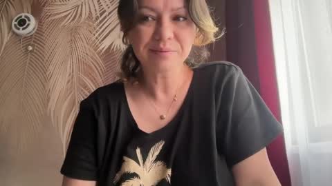 KiraDivine online show from April 2026 12:43:02 PM