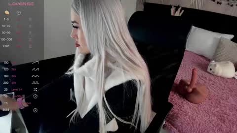 Kira online show from November 2025 01:52:02 AM