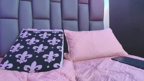 BELLA FLAME online show from September 2025 07:04:01 PM