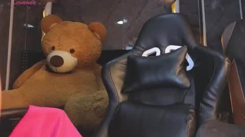 kitty_fox_b online show from November 2025 01:02:02 PM