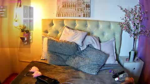 K I T T Y   online show from November 2025 07:24:02 PM