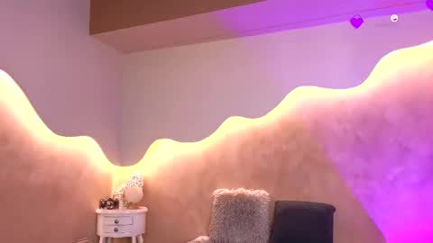 K L O E online show from September 2025 12:09:02 PM