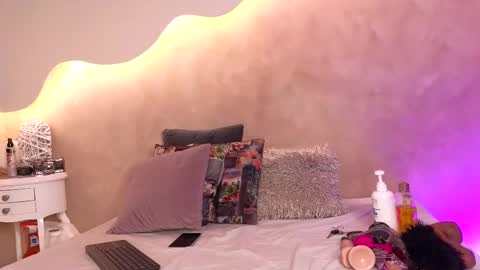 K L O E online show from November 2025 07:36:02 PM