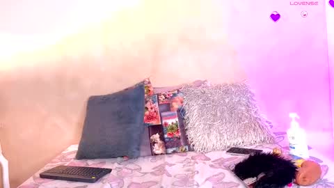 K L O E online show from November 2025 07:35:01 PM