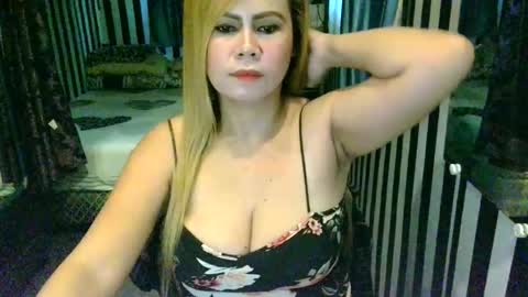 Snapshot of knows_everything chatting on November 2025 11:58:01 PM Knows Everything online show from November 2025 11:58:01 PM