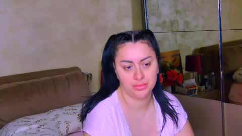 Snapshot of kristal_madness chatting on May 2026 08:32:01 PM kristal_madness online show from May 2026 08:32:01 PM