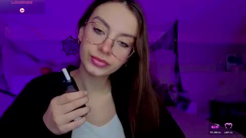 Snapshot of l1ttle_angel__ chatting on November 2025 08:33:02 PM Margo online show from November 2025 08:33:02 PM