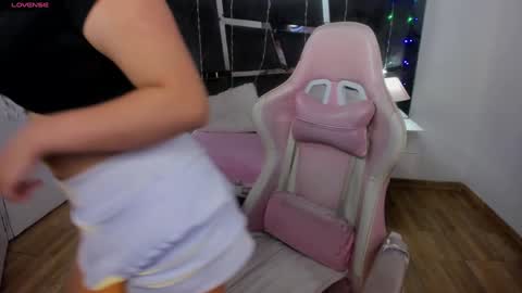 Snapshot of laara_croft chatting on December 2024 08:37:01 PM L A R A online show from December 2024 08:37:01 PM