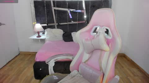 Snapshot of laara_croft chatting on December 2024 01:15:02 AM L A R A online show from December 2024 01:15:02 AM