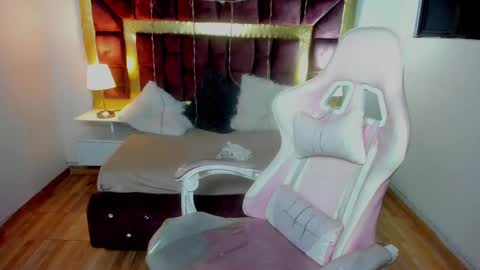 Snapshot of laara_croft chatting on February 2025 01:11:02 AM L A R A online show from February 2025 01:11:02 AM