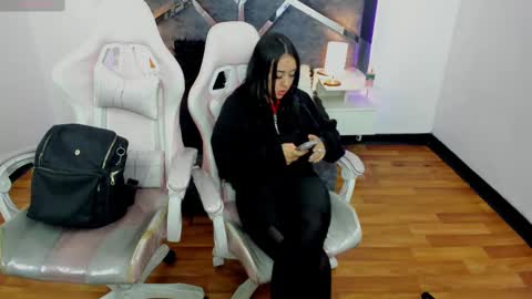 Snapshot of laara_croft chatting on March 2025 01:45:01 AM L A R A online show from March 2025 01:45:01 AM