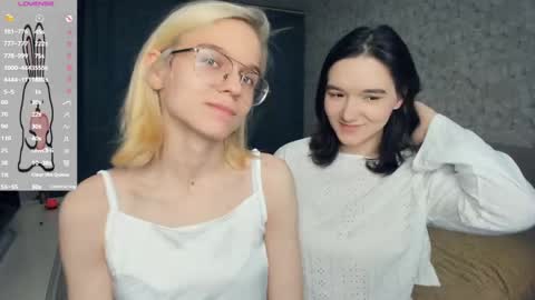 Violet and Isabel online show from May 2026 07:00:02 PM