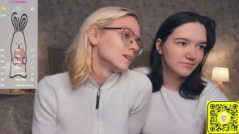 Violet and Isabel online show from June 2026 07:15:02 PM