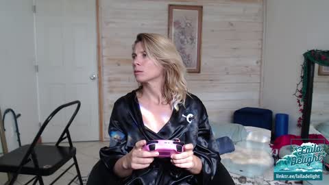 Snapshot of lailagetsnaked chatting on February 2025 09:46:02 PM Laila Delight Goddess of Light online show from February 2025 09:46:02 PM