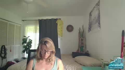 Snapshot of lailagetsnaked chatting on October 2025 10:54:02 PM Laila Delight Goddess of Light online show from October 2025 10:54:02 PM