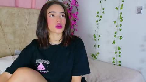 Snapshot of lara_gil_ chatting on February 2026 07:35:01 PM Lara Gill online show from February 2026 07:35:01 PM