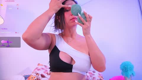 Hello Guys I am Lara Giraldo  WELCOME To my room online show from February 2025 03:10:02 AM