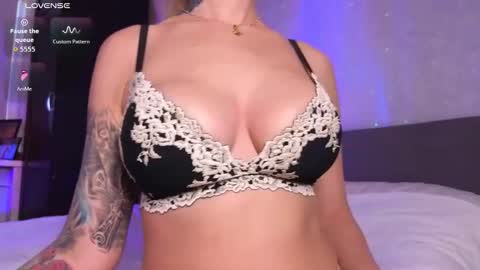 Snapshot of larine_morgan chatting on November 2025 04:25:02 AM LarineGMT7 UTC6 online show from November 2025 04:25:02 AM